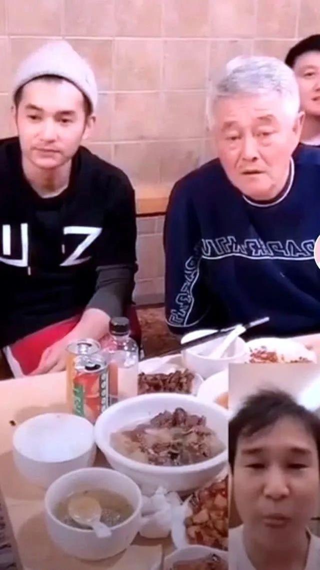 赵本山儿子直播刷牙为妹妹带货，母亲马丽娟罕