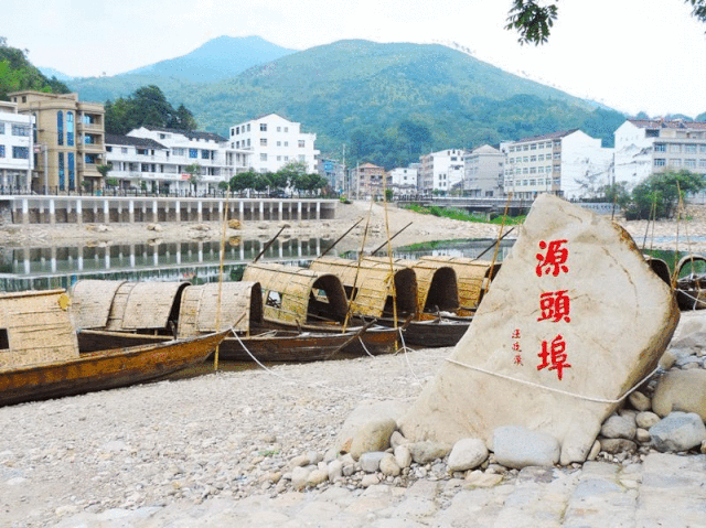 这里作为楠溪古韵示范带的起点,秀美的滩林,碧绿的溪水与嬉戏其中的