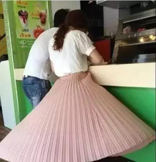 搞笑GIF: 姑娘你穿这样子的裙子出门, 不会觉得不方便嘛_段子