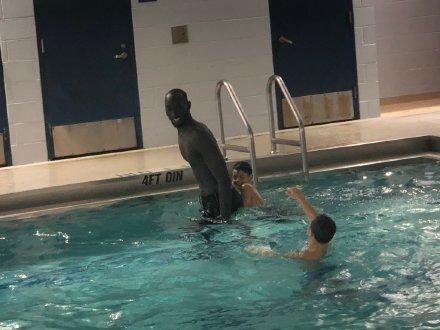 游泳@奥胖泳池单挑菲尔普斯，NBA巨人游泳啥样？臂展259波尔如巨型水怪