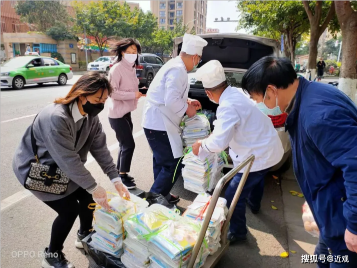 成华小学3月7日发放新书，还给家长志愿者写了一封信