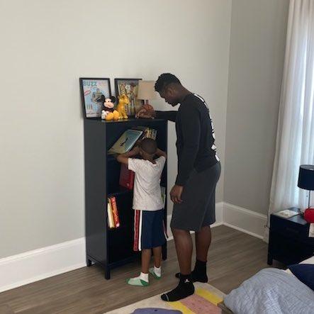 【辅导】，捐款后再传递正能量！19岁锡安在家辅导弟弟读书，球迷叹好榜样