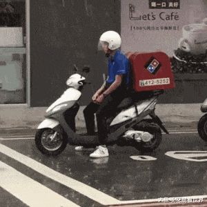 搞笑gif:小伙子,你也真的是太坏了吧 好好的居然推人家