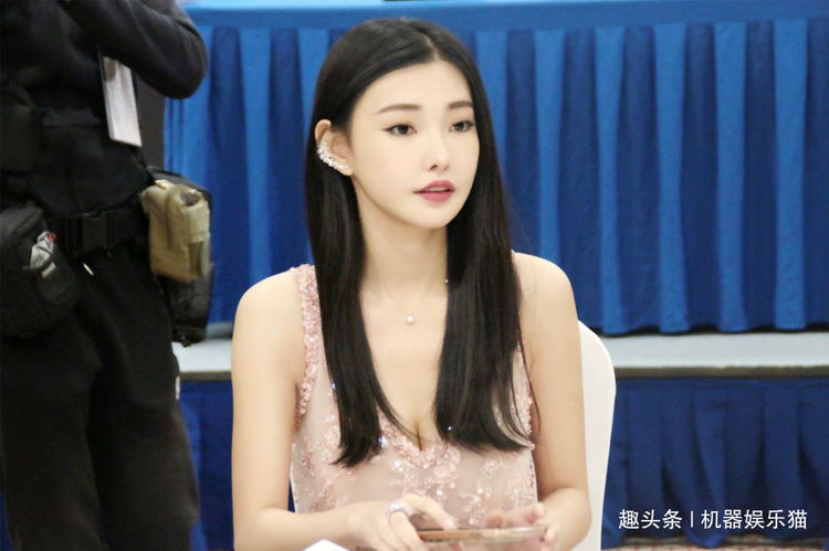被王晶发掘时才读大二，拍3部电影狂捞26亿，成