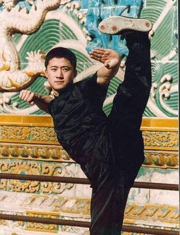 小偷盗窃盗到吴京家，事后将物品完整归还