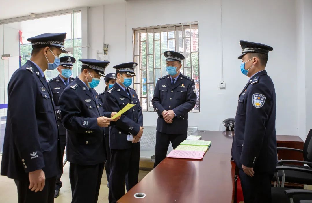 揭牌活动后,陈斌一行人参观了长洲分局综合警务大队的指挥调度室,详细