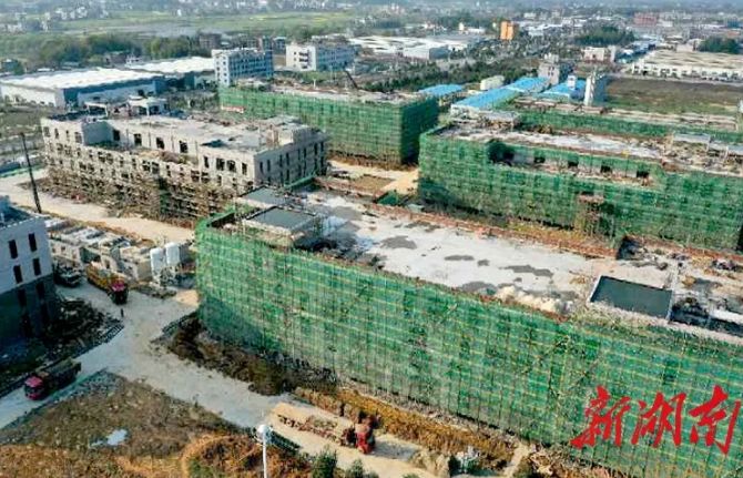 3月13日,记者在常宁市湘南纺织产业基地服饰生产园看到,建设工地一片