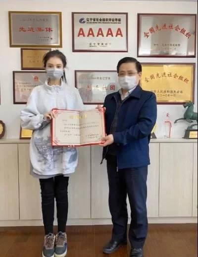 赵本山儿子直播刷牙为妹妹带货，母亲马丽娟罕