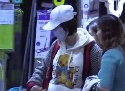逛了一会儿,唐艺昕似乎有些累了,她将手撑腰间,微微挺着肚子,孕味十足