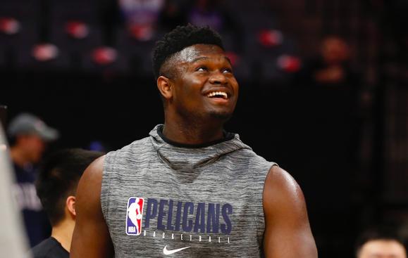 【辅导】，捐款后再传递正能量！19岁锡安在家辅导弟弟读书，球迷叹好榜样