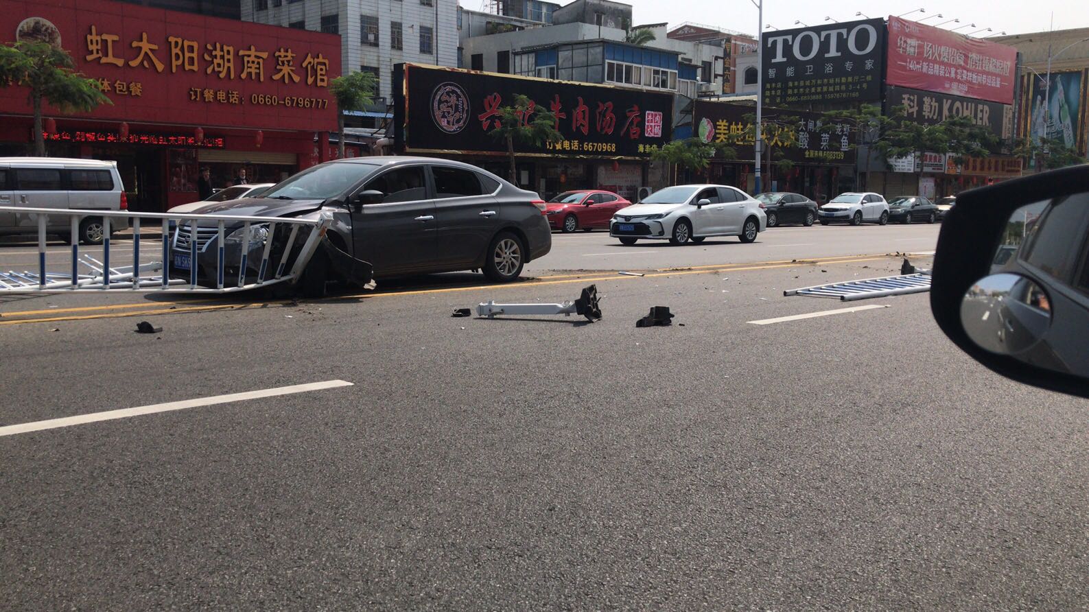 汕尾一小车竟把马路中间护栏都撞翻了