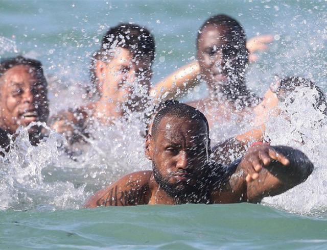 游泳@奥胖泳池单挑菲尔普斯，NBA巨人游泳啥样？臂展259波尔如巨型水怪