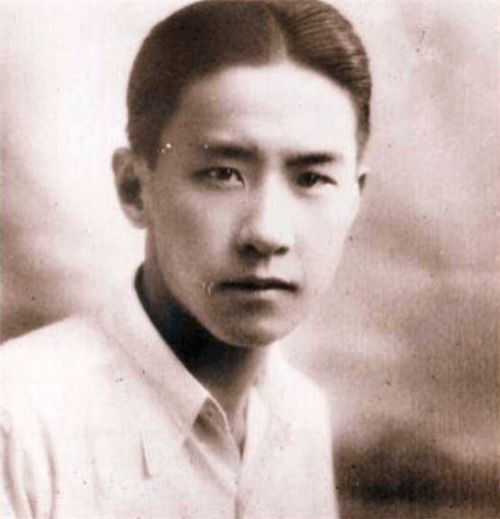 儿子不慎将恋人照片露出，被父亲看到责问，儿
