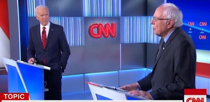 疫情中“碰肘不握手”的辩论，拜登和桑德斯都