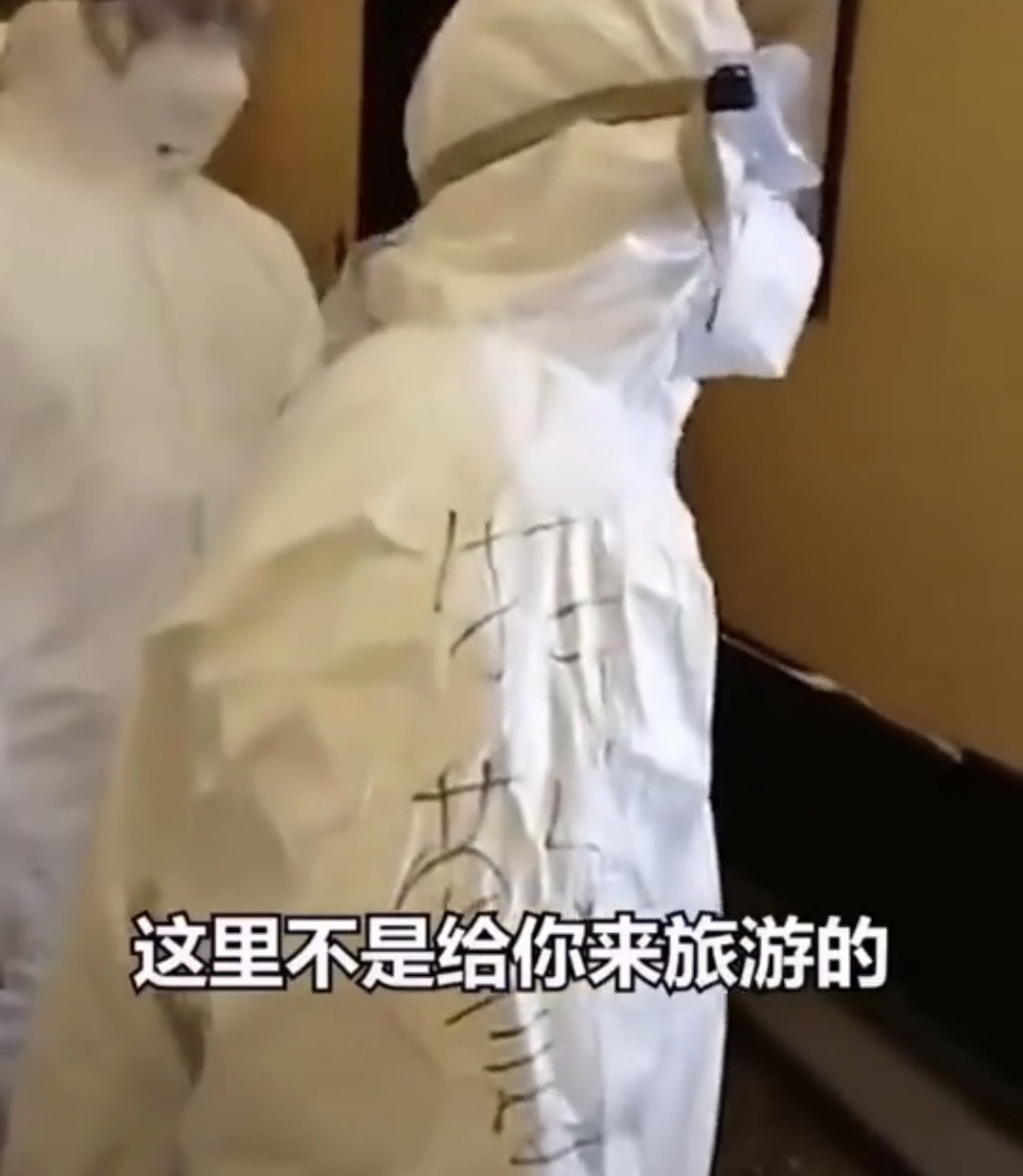 原创女子隔离期坚持要喝矿泉水，称否则活不下去，民警：这里不是宾馆