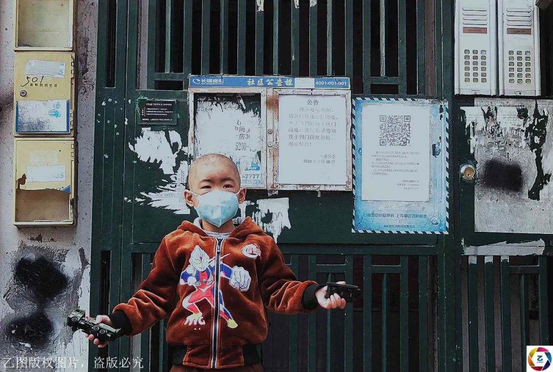 雷晓华■女子和母亲在医院照顾孩子，父亲在家去世被邻居发现扎心