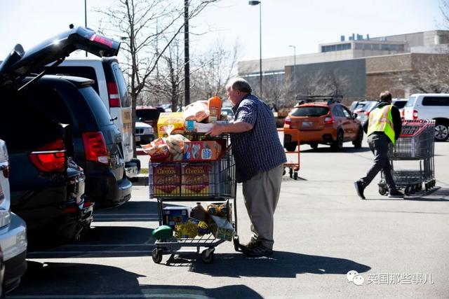 美国人疯狂囤货超市一扫而空。而剩下的这些东西是有多被嫌弃啊！