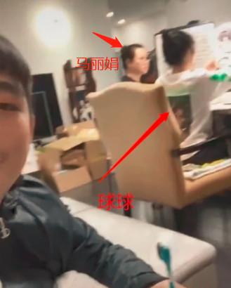 赵本山儿子直播刷牙为妹妹带货，母亲马丽娟罕