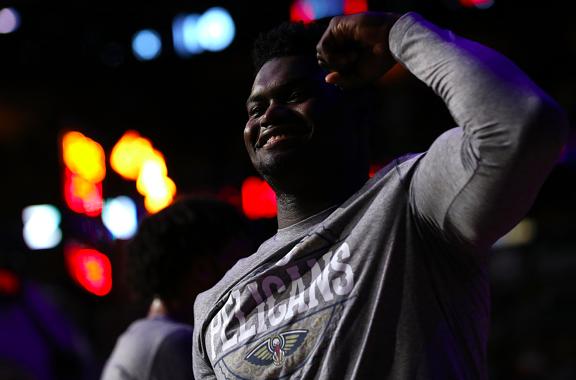 【辅导】，捐款后再传递正能量！19岁锡安在家辅导弟弟读书，球迷叹好榜样