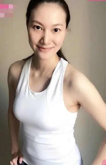 谢杏芳在家带娃锻炼,不化妆的脸垮的明显,穿着朴素胯也好宽啊!