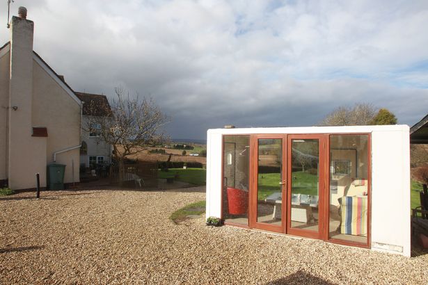 英国老人将囚车改造成避暑别墅 效果令人惊叹