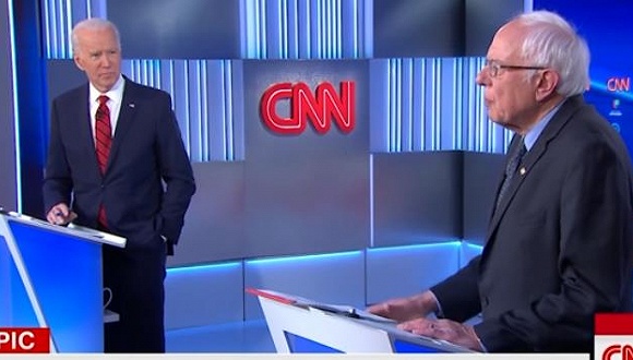 疫情中“碰肘不握手”的辩论，拜登和桑德斯都