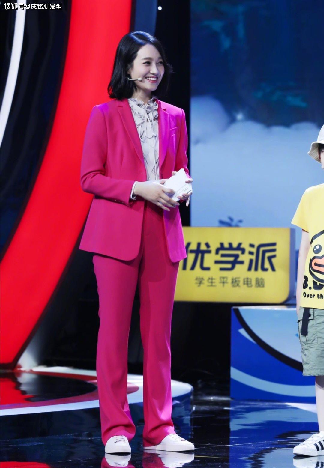 原创朱丹真是敢穿!黄皮肤也敢尝试玫红色西服套装,居然穿出时尚感