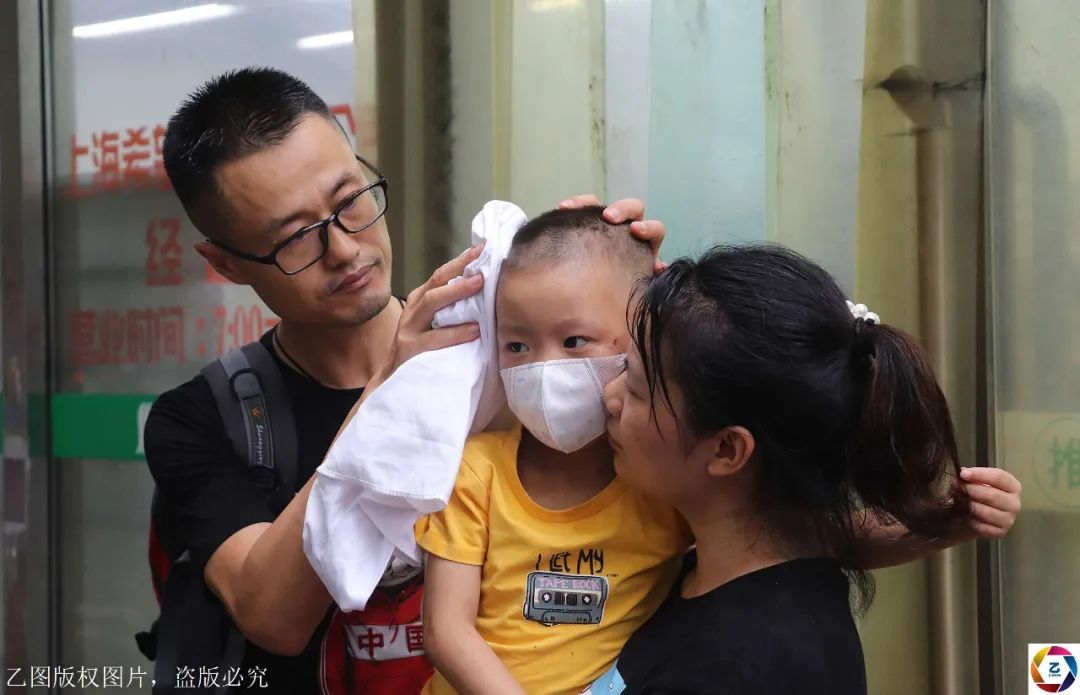 雷晓华■女子和母亲在医院照顾孩子，父亲在家去世被邻居发现扎心