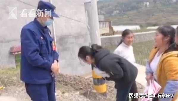 消防员6天跑35个村配送10万册课本，女生鞠躬致谢