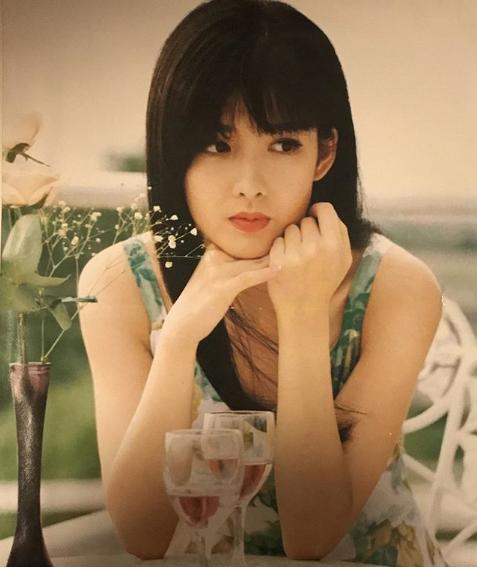 53岁周慧敏近照曝光!素颜冻龄似逆生长,与古巨基夫妇同框最显小