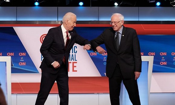 疫情中“碰肘不握手”的辩论，拜登和桑德斯都