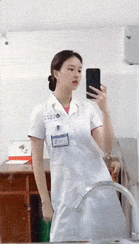 搞笑GIF：护士服下的健身身材_段子
