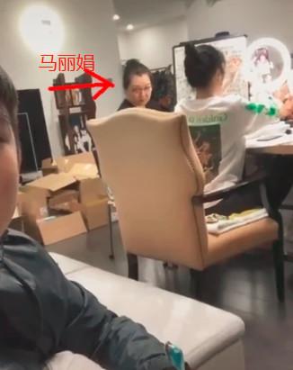 赵本山儿子直播刷牙为妹妹带货，母亲马丽娟罕