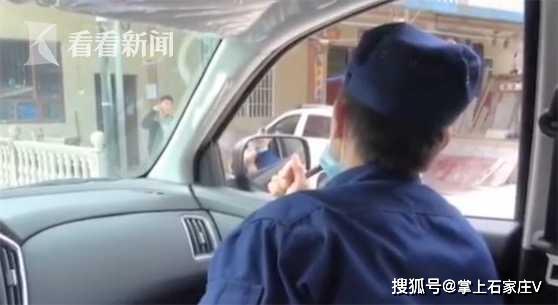 消防员6天跑35个村配送10万册课本，女生鞠躬致谢