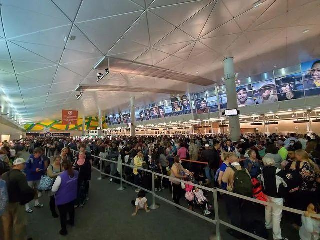 美各地机场陷入混乱 州长怒怼特朗普 要求联邦政