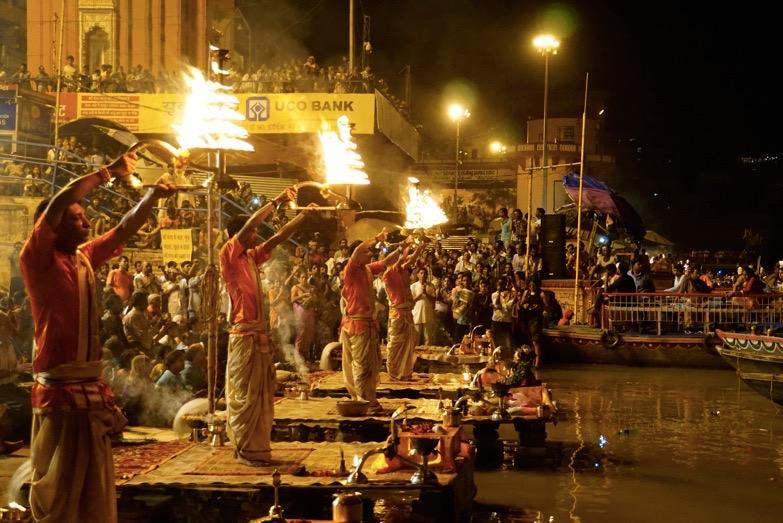 实拍恒河夜祭看印度瓦拉纳西的盛大仪式泛舟恒河放花灯