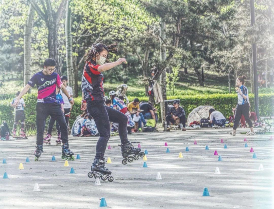 宿舍放个书然后提着轮滑鞋去场地练习,下了晚自习继续穿鞋练到查寝差