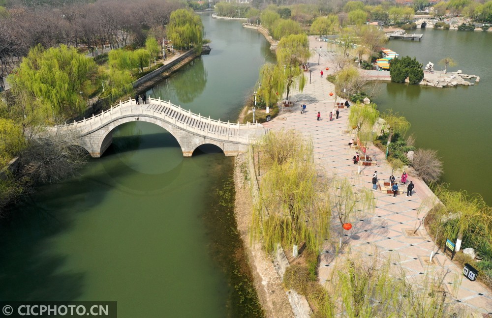 3月16日,河北省邯郸市,市民在滏阳公园游玩.