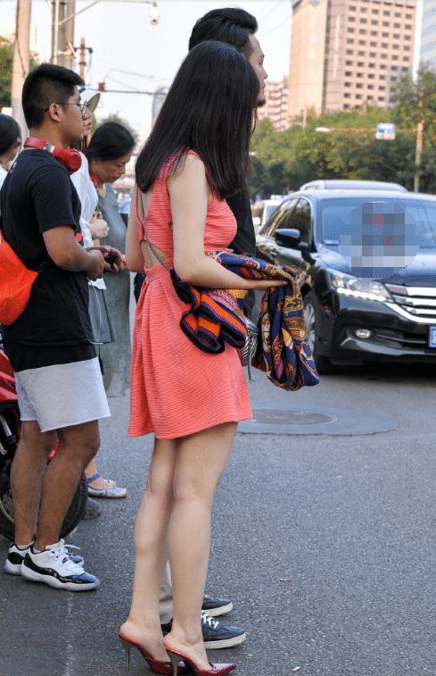 街拍内衣轮廓 背影_街拍美女背影