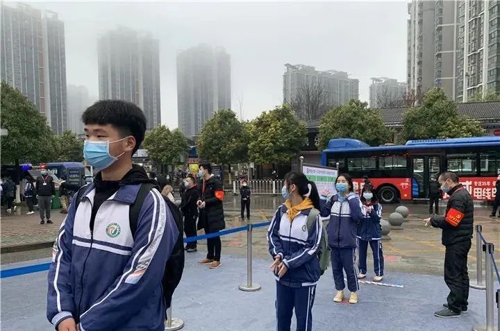 贵阳市乌当中学高三开学,学校采取错峰上学避免聚集,第一批学生排队