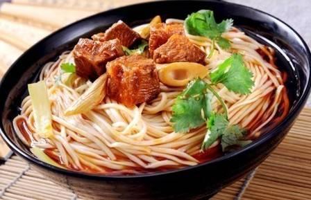 美食推荐:手撕面筋,经典牛肉面,酸豆角炒肉末,芹菜嫩炒牛肉的做法