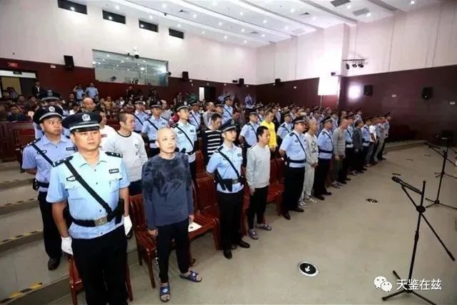 海南黑老大昌江黄鸿发穿防护服受审:终审死刑 至少77名公职人员涉案