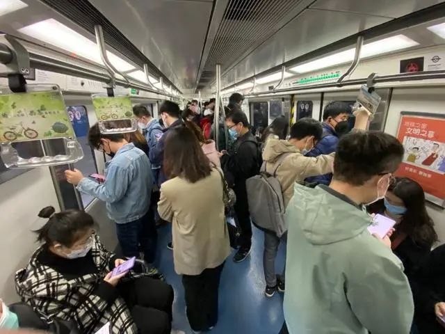 今早北京地铁部分线路车拥挤度"飘红" 乘客车内自觉留距离