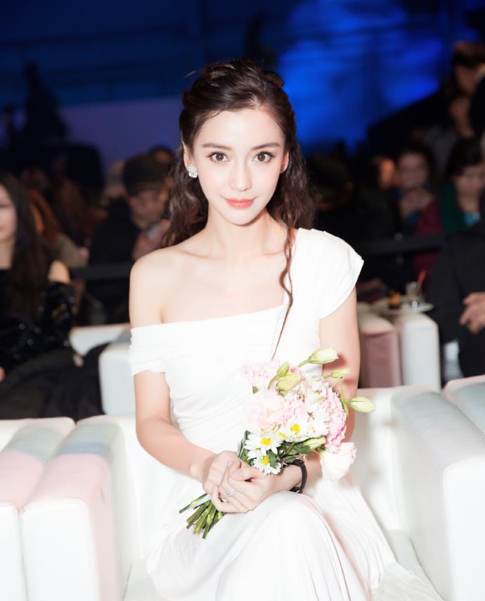 baby的图片大全,baby的照片 杨颖 baby又出精修图,高糊滤镜快把脸磨没了,画风被嘲像廉价影楼