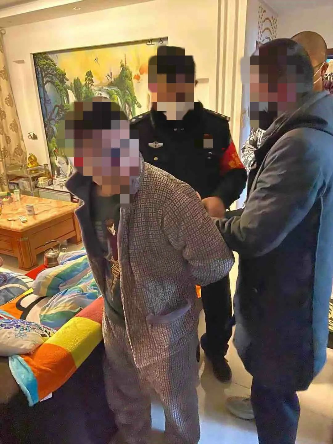 抓人口罩被打_戴口罩的卡通图片(2)
