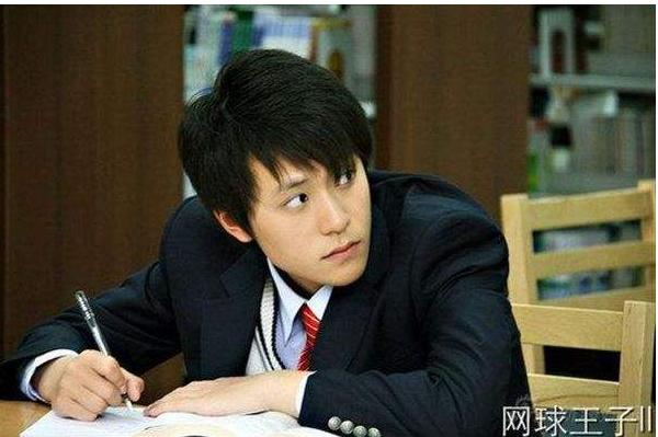 凭大唐荣耀和青云志刷屏却不红，与杨紫恋爱也