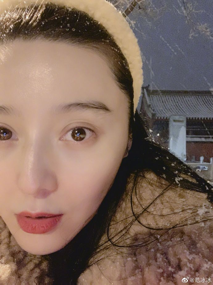 范冰冰新照太邋遢，7天不洗头发丝油腻，素颜没