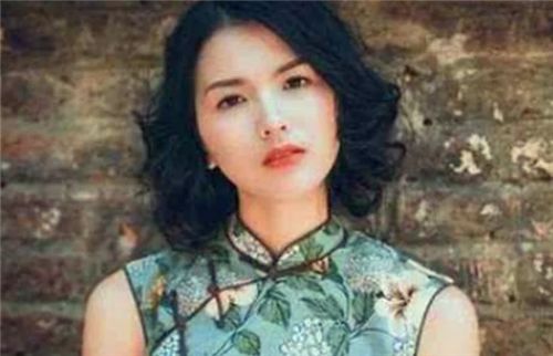 儿子不慎将恋人照片露出，被父亲看到责问，儿