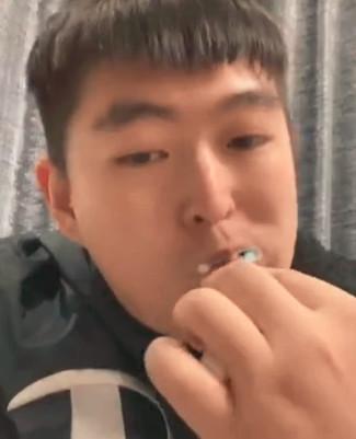 赵本山儿子直播刷牙为妹妹带货，母亲马丽娟罕