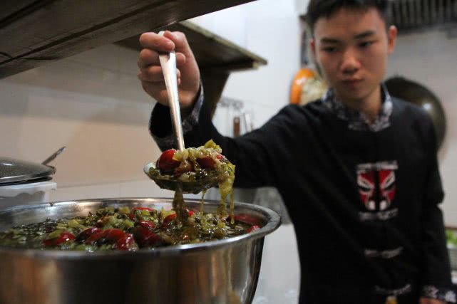 重庆一面馆推无人售卖“一元酸菜肉丝面” 食客